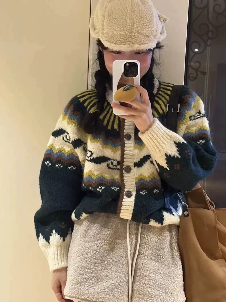 كنزة بنقشة مربعات كلاسيكية مخططة بألوان متباينة بأسلوب كوري - صورة 1
