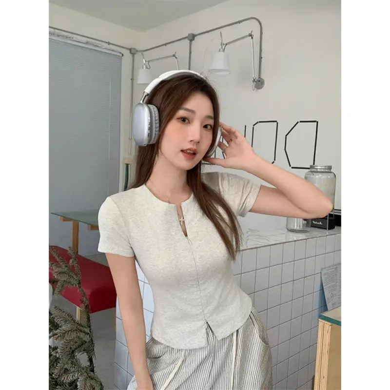 تيشيرت نسائي بأكمام قصيرة