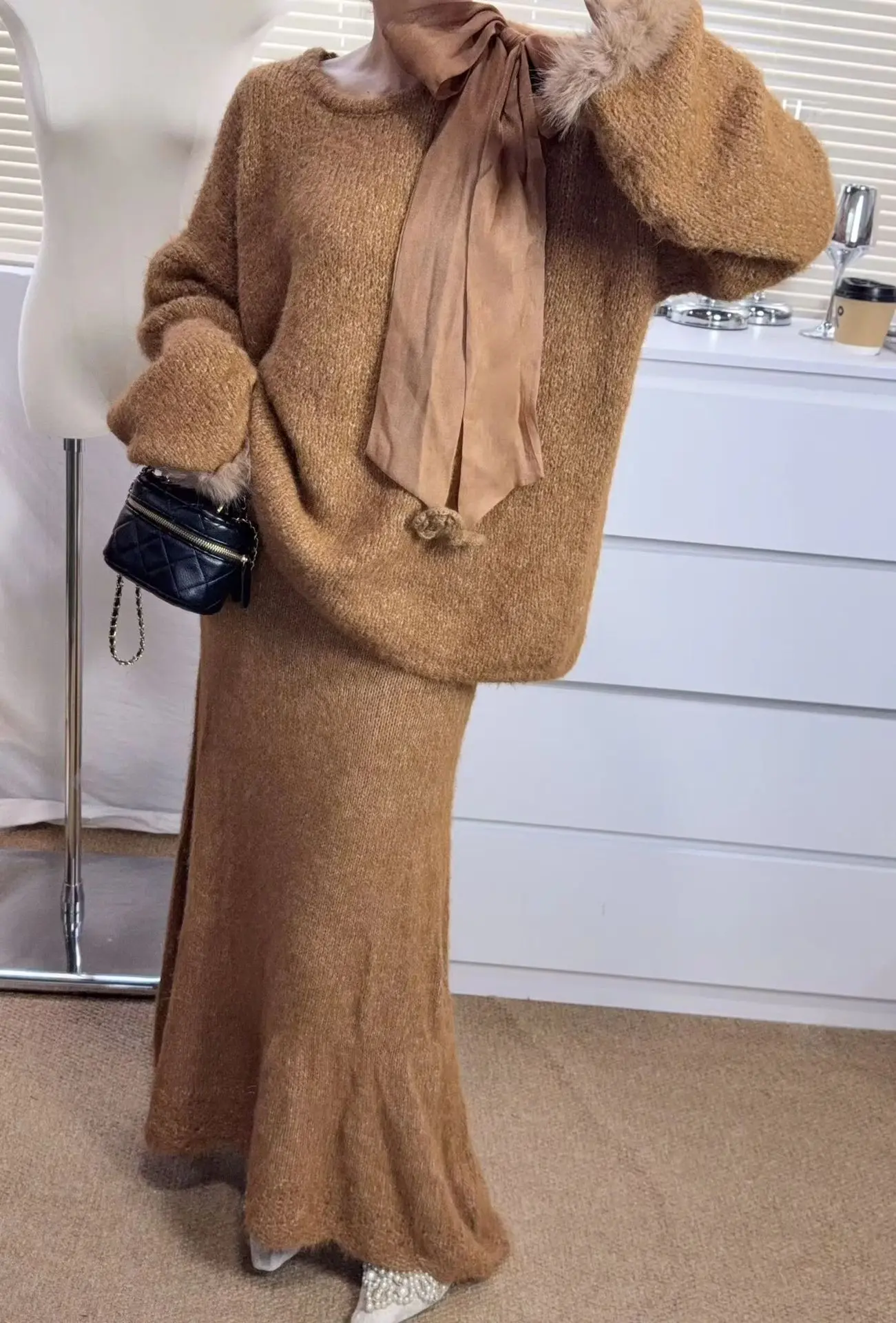طقم كنزة محبوكة مع تنورة - صورة 4