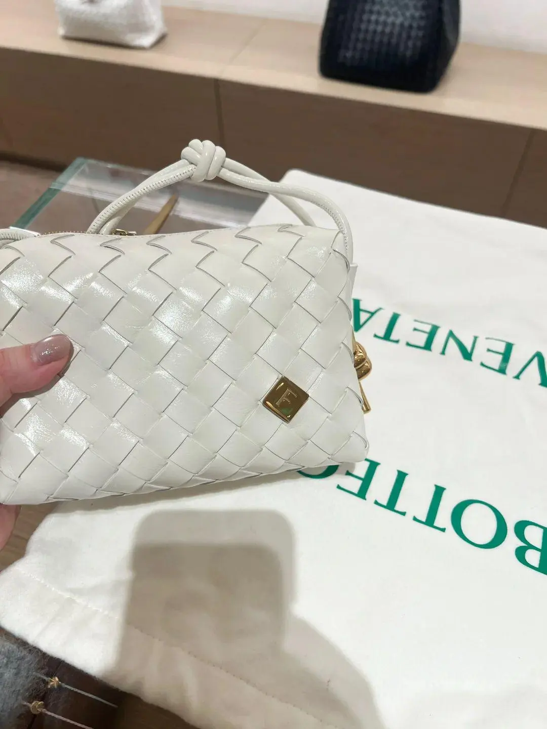 إكسسوارات بوتيغا فينيتا بحروف باللون الذهبي BTB333 - صورة 4