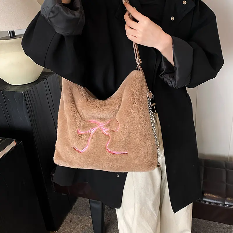 حقيبة كتف فرو - صورة 2