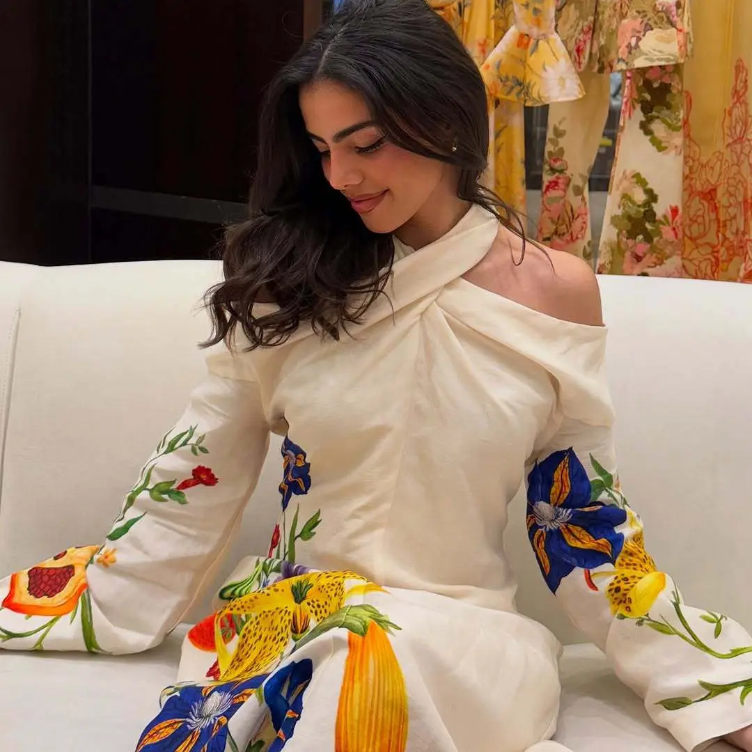 فستان بياقة متقاطعة وكتف مكشوف - صورة 1