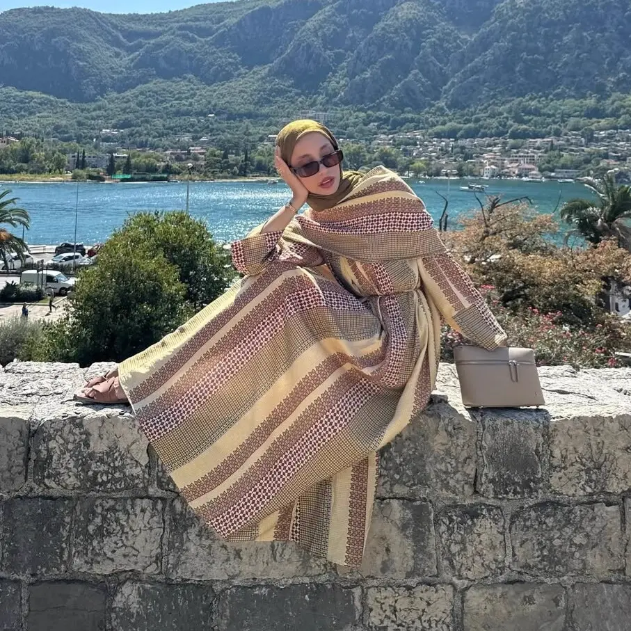 فستان كاجوال بأكمام طويلة بقصة نحيفة - صورة 1