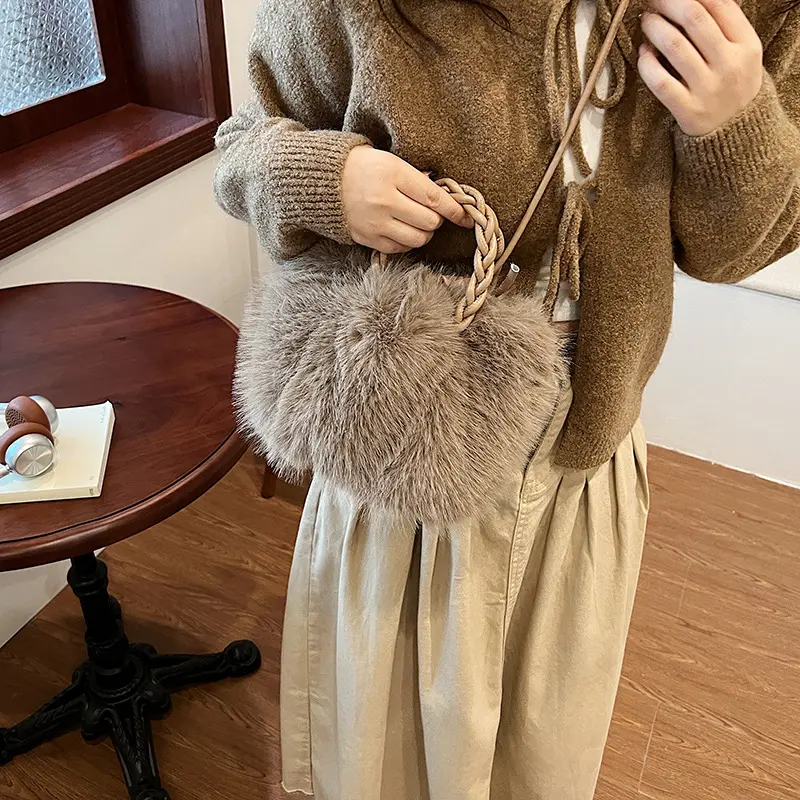 حقيبة فرو - صورة 1