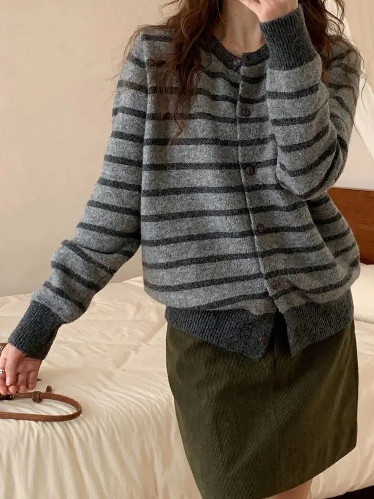 كارديغان نسائي محبوك بياقة دائرية