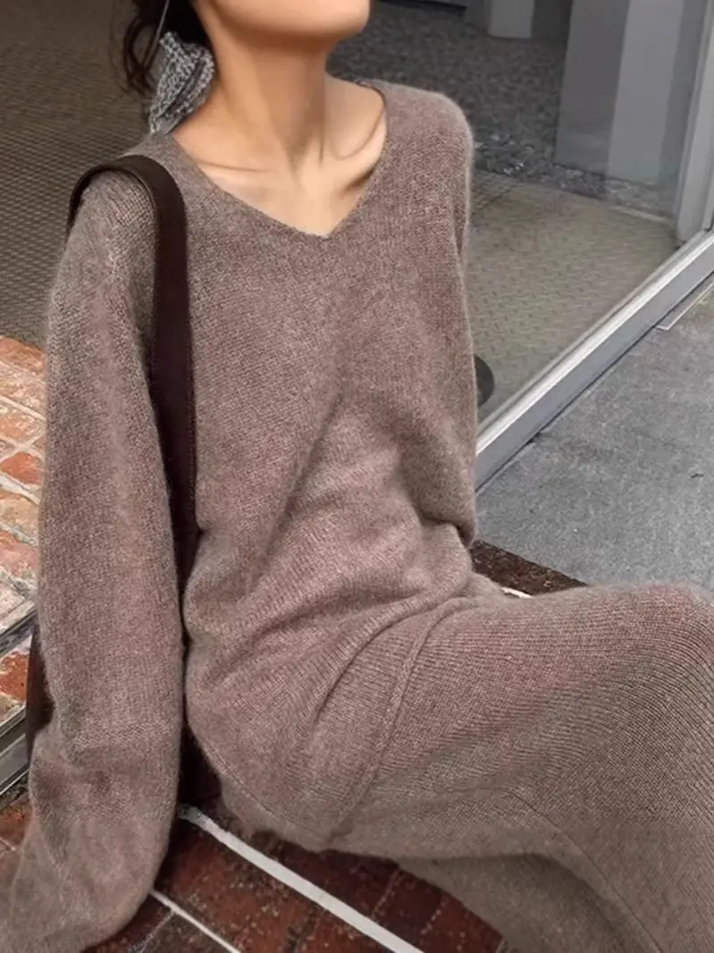 طقم كنزة بياقة V وتنورة محبوكة - صورة 1